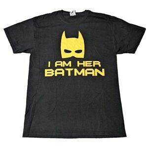 I AM HER BATMAN Men Medium Black Cotton Blend Graphic Short Sleeve T-Shirt EUC